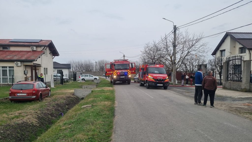 Echipaje ISU Timiș și SMURD intervenind la o casă afectată de o explozie provocată de o butelie în Becicherecu Mic.