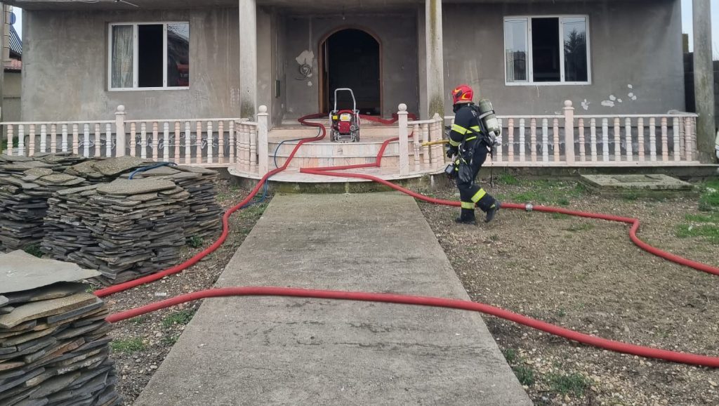 Echipaje ISU Timiș și SMURD intervenind la o casă afectată de o explozie provocată de o butelie în Becicherecu Mic.