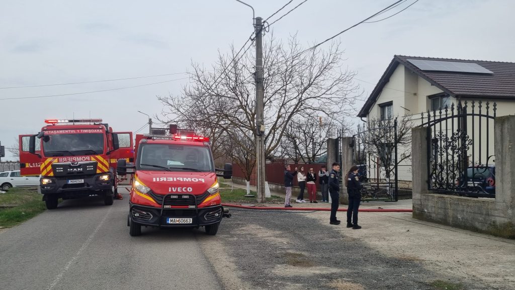 Echipaje ISU Timiș și SMURD intervenind la o casă afectată de o explozie provocată de o butelie în Becicherecu Mic.