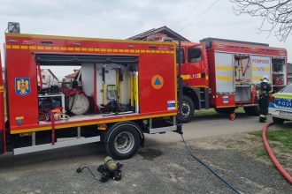 Echipaje ISU Timiș și SMURD intervenind la o casă afectată de o explozie provocată de o butelie în Becicherecu Mic.
