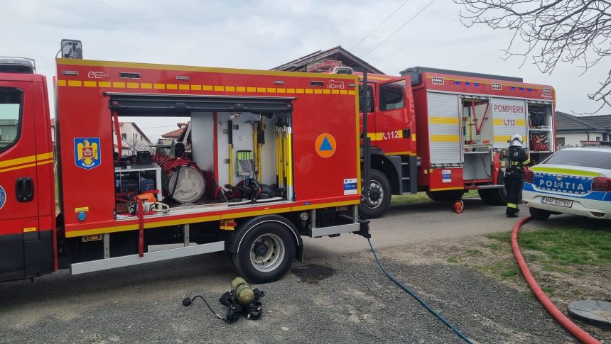 Echipaje ISU Timiș și SMURD intervenind la o casă afectată de o explozie provocată de o butelie în Becicherecu Mic.
