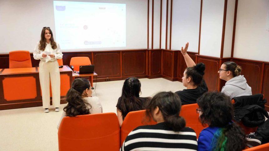 Studenți și profesori participând la activitățile dedicate Zilei Internaționale a Francofoniei în incinta Bibliotecii UPT.