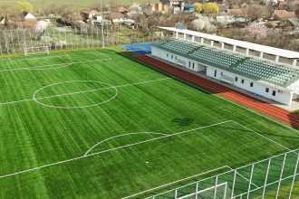 Vedere de ansamblu a noii baze sportive Vasile Deheleanu din Timișoara, dotată cu nocturnă și gazon modern.