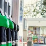 Alimentare cu motorină la o pompă dintr-o benzinărie din România, afișând prețul majorat de la 1 iulie.