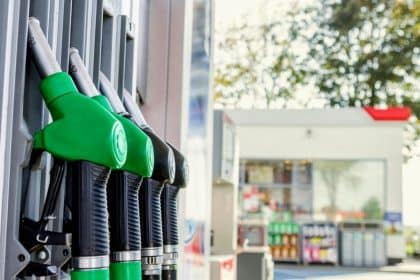 Alimentare cu motorină la o pompă dintr-o benzinărie din România, afișând prețul majorat de la 1 iulie.