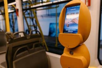 Validator modern pentru transportul public din Timișoara care permite plata contactless cu cardul și dispozitivele smart.