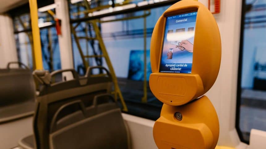 Validator modern pentru transportul public din Timișoara care permite plata contactless cu cardul și dispozitivele smart.