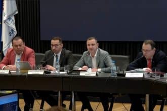 Alin Popoviciu, vicepreședintele Consiliului Județean Timiș, explicând necesitatea eliminării cheltuielilor publice fără valoare adăugată.