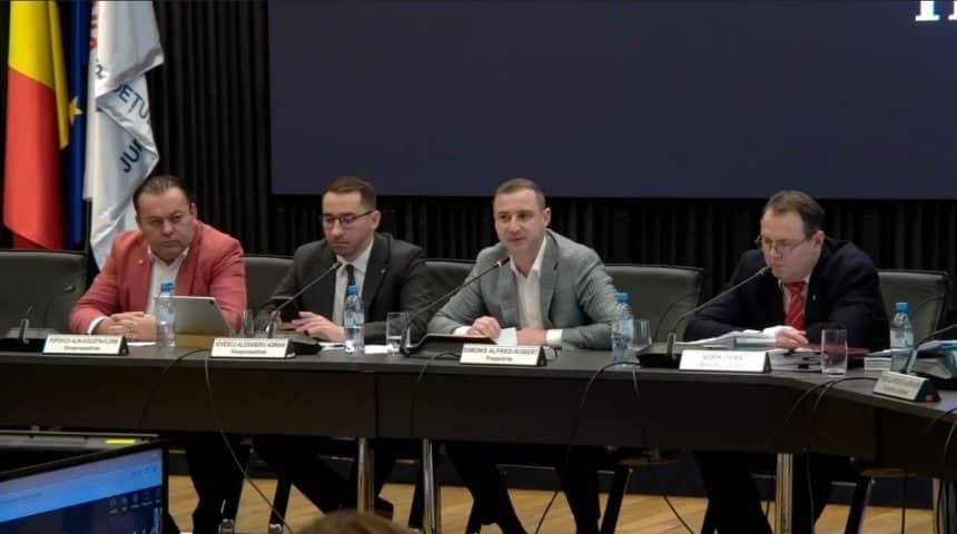 Alin Popoviciu, vicepreședintele Consiliului Județean Timiș, explicând necesitatea eliminării cheltuielilor publice fără valoare adăugată.
