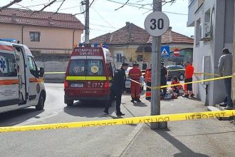 Ambulanță și echipaje de poliție la locul unui incident medical în Timișoara, unde un bărbat a suferit un stop cardio-respirator.