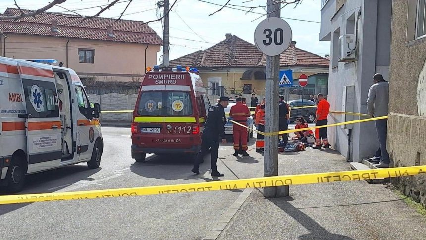 Ambulanță și echipaje de poliție la locul unui incident medical în Timișoara, unde un bărbat a suferit un stop cardio-respirator.