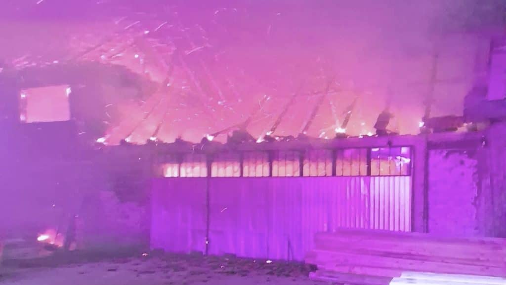 Autospeciale de stingere ale ISU Hunedoara acționând pe timp de noapte pentru lichidarea incendiului de la gaterul din Romos.