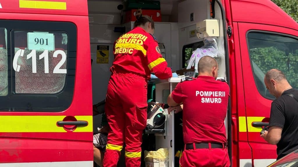 Echipaje de poliție și ambulanță SMURD intervenind la locul unui accident rutier pe Calea Bogdăneștilor din Timișoara.