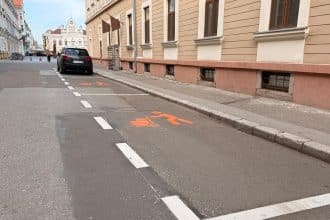 loc de parcare special amenajat pentru descărcarea mărfurilor în zona centrală a Timișoarei.