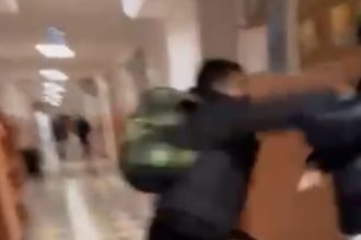 Bătaie la o școală