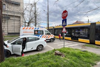 Imagine cu un autoturism care a acroșat lateral un tramvai în Timișoara, după ce șoferița a apăsat accelerația în loc de frână.