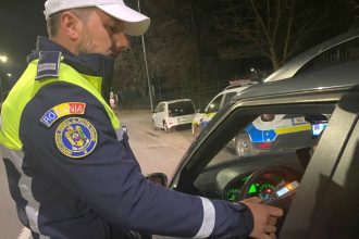 Polițiști rutieri din Simeria efectuând controale pe DN7, unde a fost depistat bărbatul cu permis fals și drept de conducere anulat.