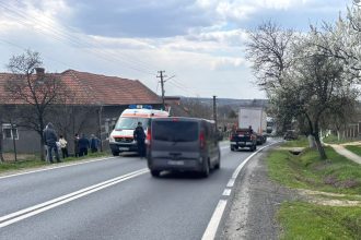 Echipaj de poliție și ambulanță la locul unui accident rutier pe DN 68A în localitatea Coșava, județul Timiș.