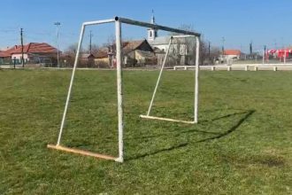 Imagine de pe terenul de fotbal din Cenad unde s-a produs accidentul nefericit în care un minor de 13 ani a fost rănit mortal.