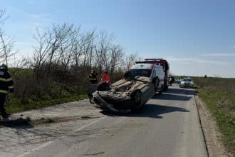 Autoturism răsturnat în afara carosabilului pe drumul județean DJ 691, între localitățile Alioș și Mașloc, în urma unui accident produs pe 22 martie 2026.