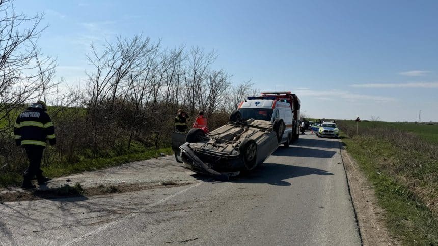 Autoturism răsturnat în afara carosabilului pe drumul județean DJ 691, între localitățile Alioș și Mașloc, în urma unui accident produs pe 22 martie 2026.