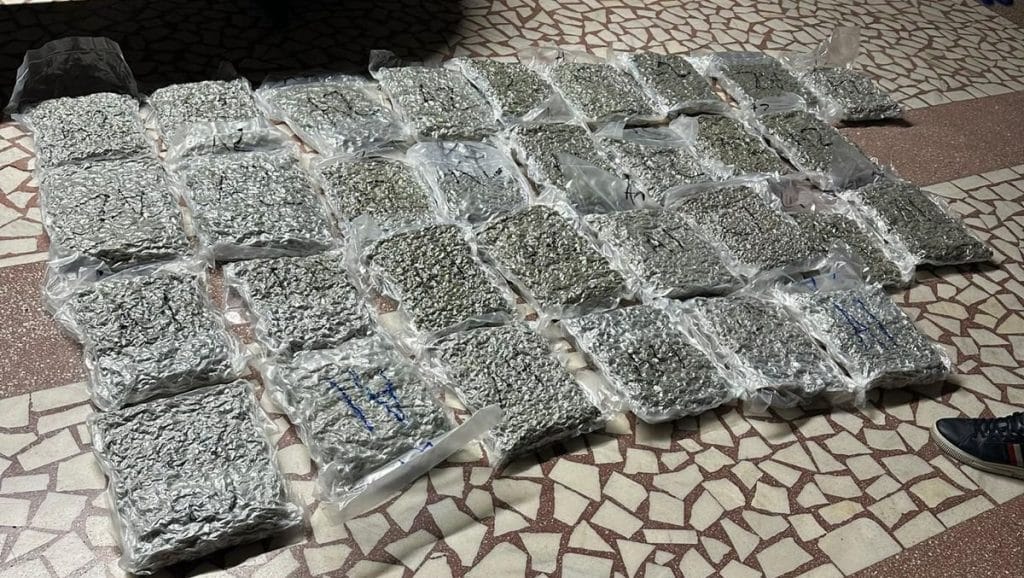 Cele 31 de pungi cu canabis descoperite de polițiștii de frontieră în bagajele unui cetățean italian, la intrarea în România.
