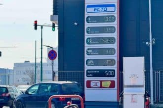 Panou afișaj dintr-o benzinărie din Timișoara indicând prețul motorinei
