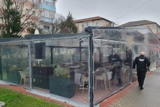 Polițiștii locali din Timișoara în timpul controalelor la comercianți, soldate cu sute de amenzi