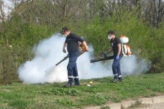 Utilaj de dezinsecție pulverizând soluție împotriva țânțarilor și căpușelor