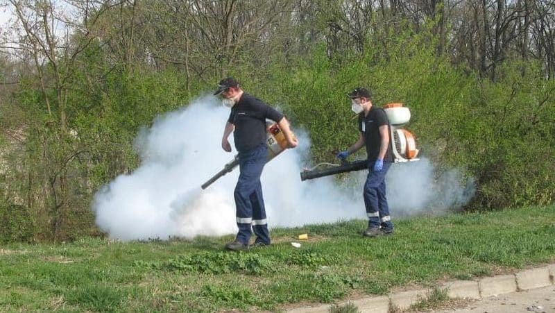 Utilaj de dezinsecție pulverizând soluție împotriva țânțarilor și căpușelor