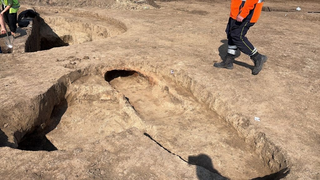 Arheologi cercetând situl antic cu urme de locuire sarmatică pe traseul Variantei de Ocolire Timișoara Vest