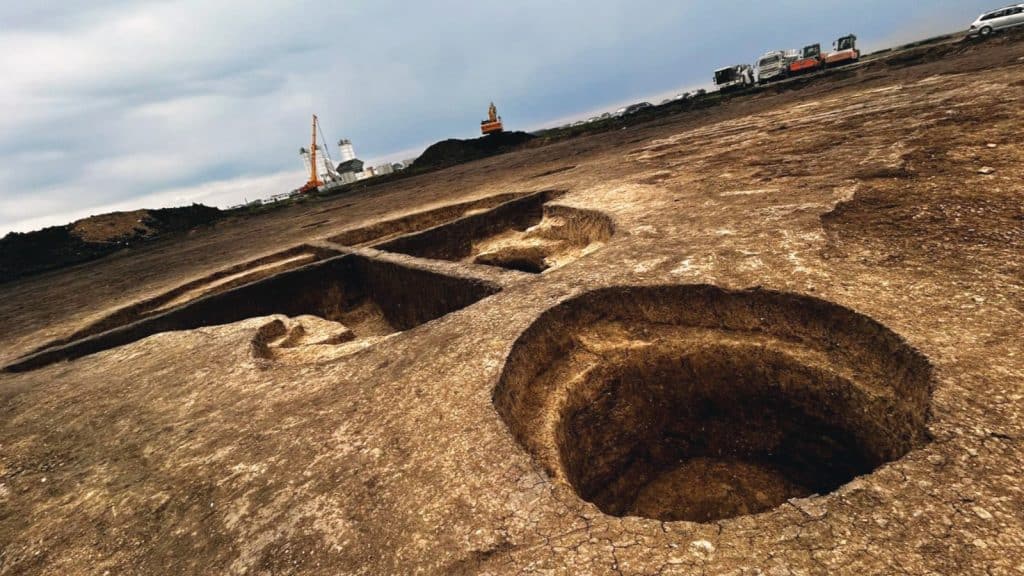 Arheologi cercetând situl antic cu urme de locuire sarmatică pe traseul Variantei de Ocolire Timișoara Vest