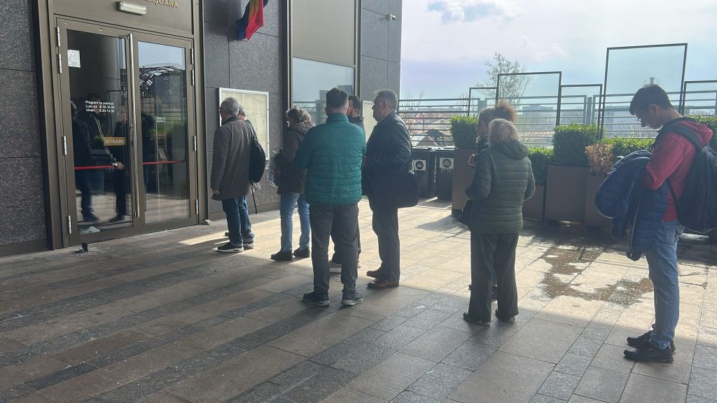 Zeci de timișoreni stând la coadă în fața sediului Direcției Fiscale pentru plata impozitelor locale cu bonificație