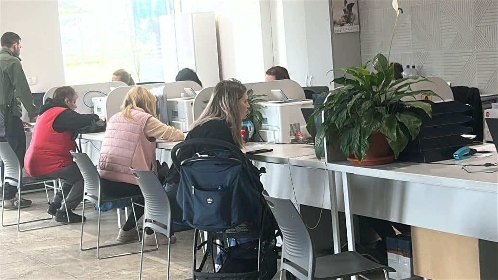 Zeci de timișoreni stând la coadă în fața sediului Direcției Fiscale pentru plata impozitelor locale cu bonificație