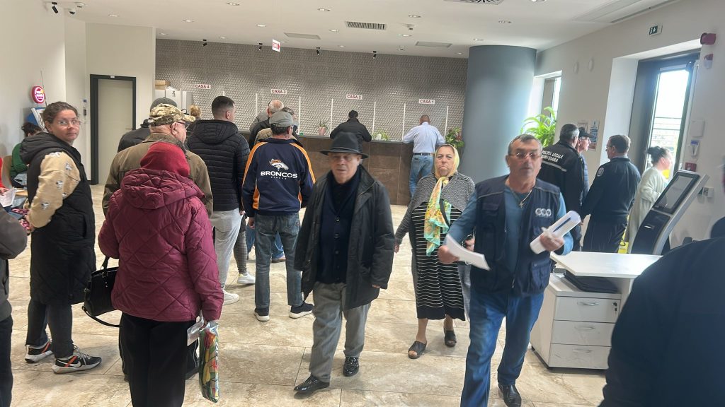 Zeci de timișoreni stând la coadă în fața sediului Direcției Fiscale pentru plata impozitelor locale cu bonificație