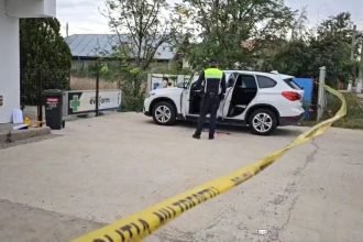 Teroare la Deva: Adolescentă salvată după ce fostul iubit i-a spart ușa