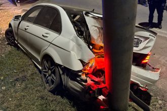 Urmărire cu poliția în Deva: Șofer băut, oprit după ce s-a înfipt într-un stâlp