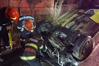 Ambulanță SMURD și echipaje de intervenție la locul unui accident rutier în Petrila, unde un șofer a fost resuscitat cu succes