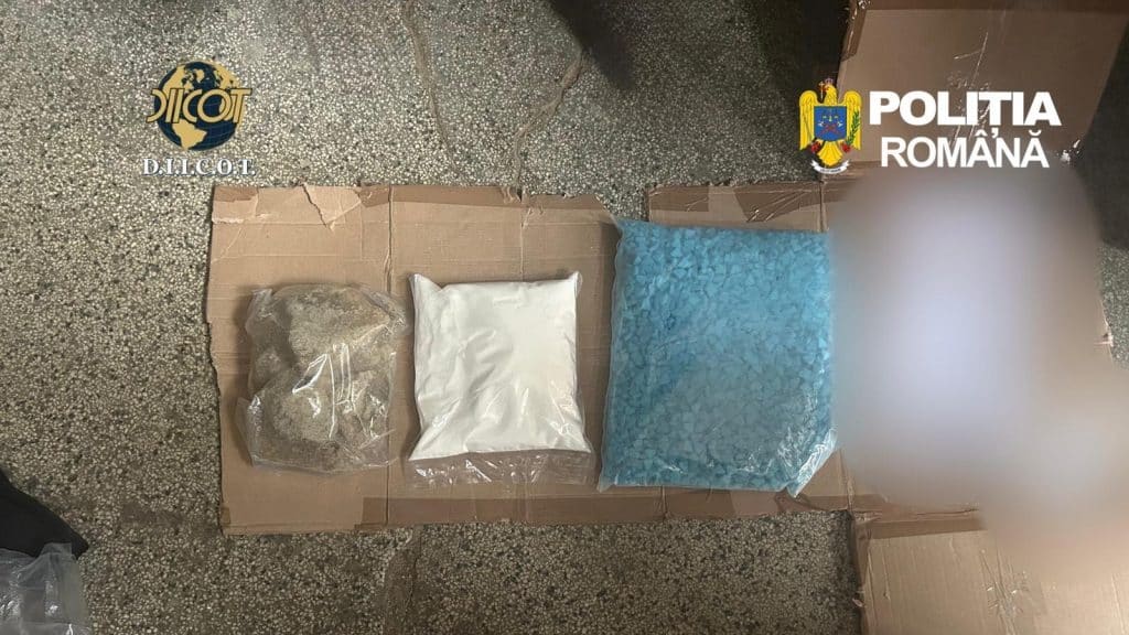 Pachete cu pastile ecstasy și pungi cu ketamină confiscate de procurorii DIICOT în urma unui flagrant în București, martie 2026