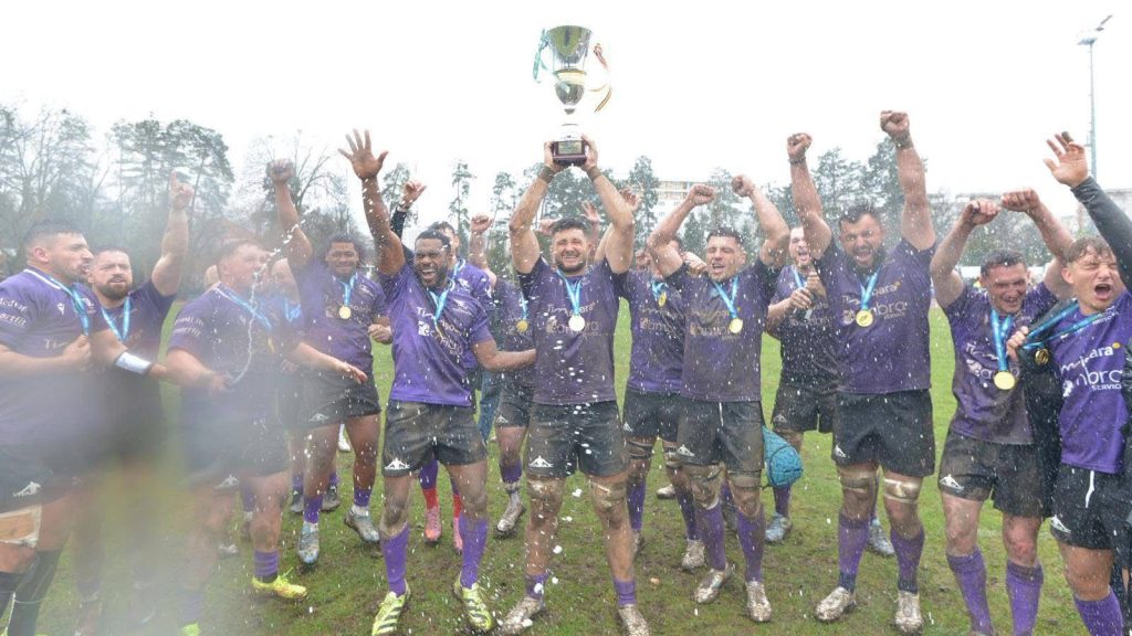 Jucătorii SCM USV Timișoara ridicând trofeul Supercupei României la rugby după victoria împotriva echipei CSM Știința Baia Mare