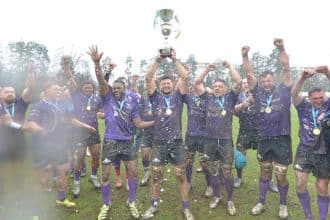 Jucătorii SCM USV Timișoara ridicând trofeul Supercupei României la rugby după victoria împotriva echipei CSM Știința Baia Mare