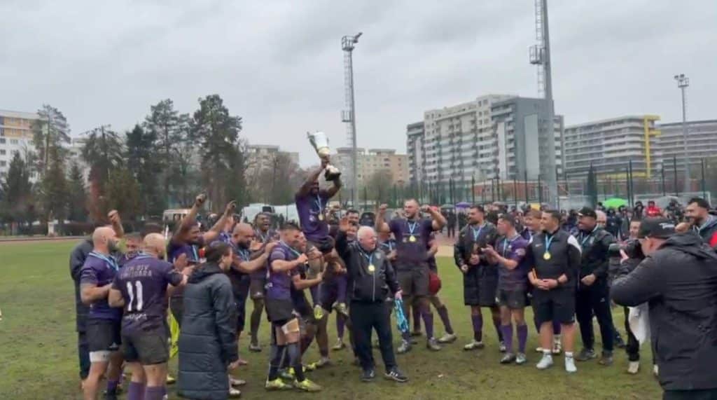 Jucătorii SCM USV Timișoara ridicând trofeul Supercupei României la rugby după victoria împotriva echipei CSM Știința Baia Mare