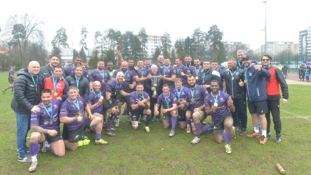 Jucătorii SCM USV Timișoara ridicând trofeul Supercupei României la rugby după victoria împotriva echipei CSM Știința Baia Mare