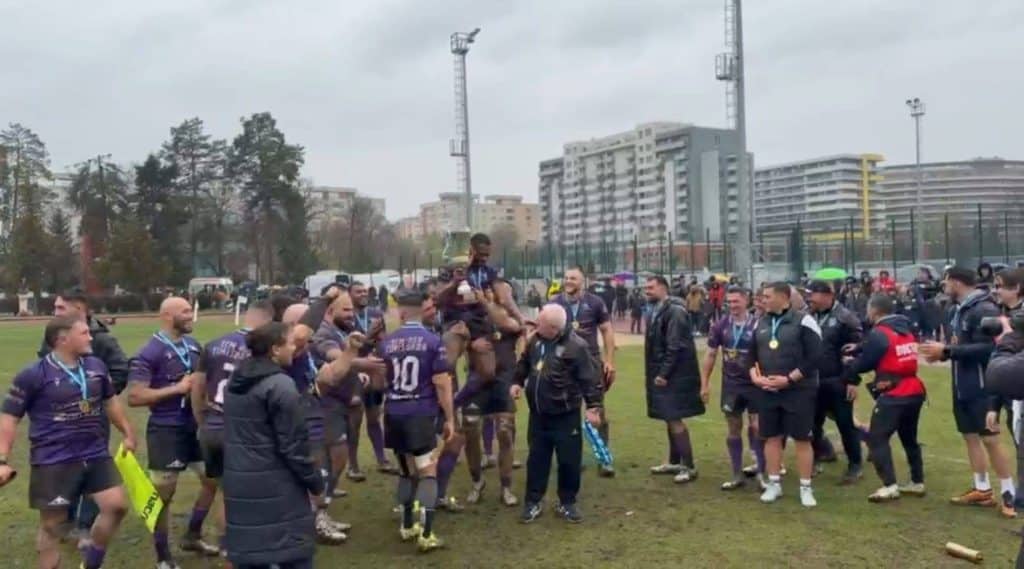 Jucătorii SCM USV Timișoara ridicând trofeul Supercupei României la rugby după victoria împotriva echipei CSM Știința Baia Mare