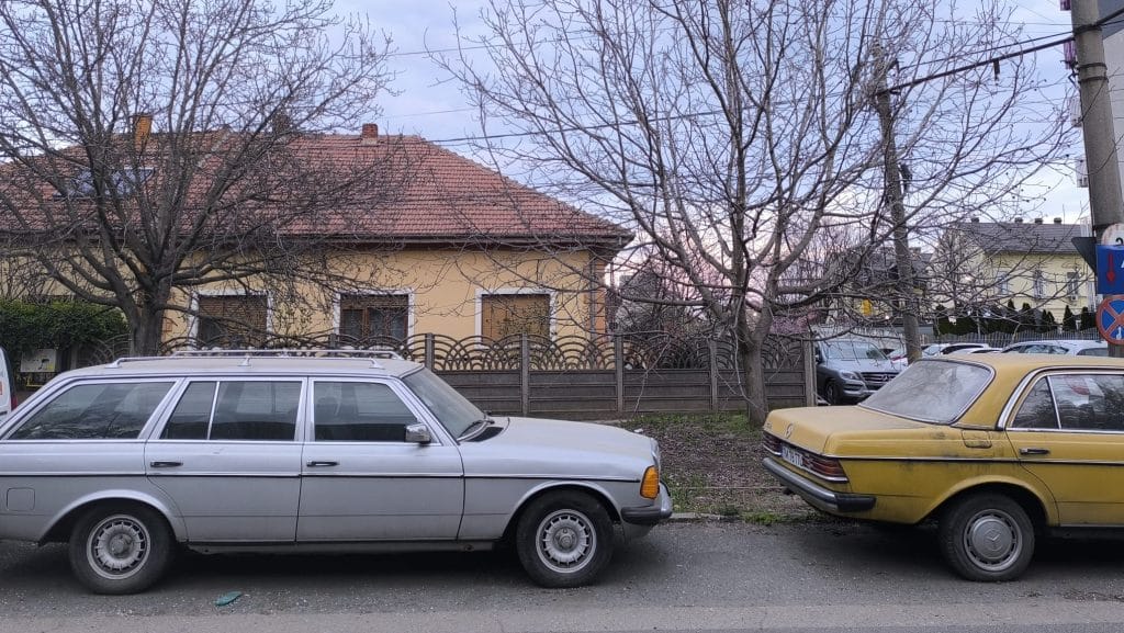 Imagine surprinzând mașini parcate ilegal pe un trotuar îngust din Timișoara, blocând complet accesul pietonilor și al cărucioarelor.