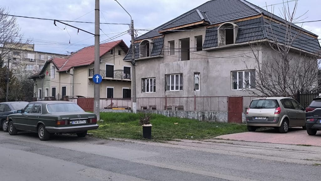 Imagine surprinzând mașini parcate ilegal pe un trotuar îngust din Timișoara, blocând complet accesul pietonilor și al cărucioarelor.