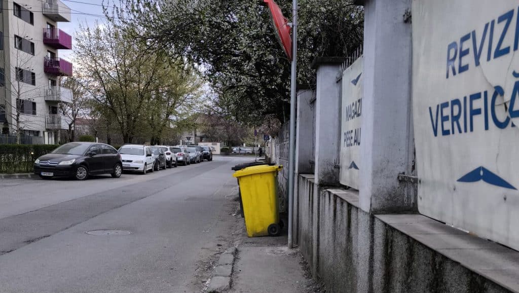 Imagine surprinzând mașini parcate ilegal pe un trotuar îngust din Timișoara, blocând complet accesul pietonilor și al cărucioarelor.Imagine surprinzând mașini parcate ilegal pe un trotuar îngust din Timișoara, blocând complet accesul pietonilor și al cărucioarelor.