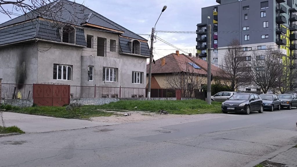 Imagine surprinzând mașini parcate ilegal pe un trotuar îngust din Timișoara, blocând complet accesul pietonilor și al cărucioarelor.