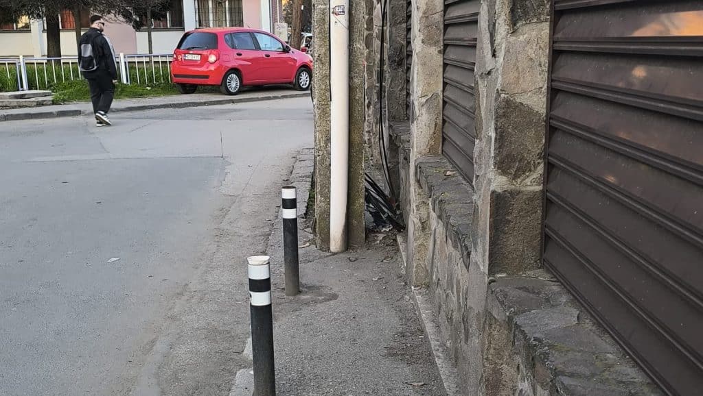 Imagine surprinzând mașini parcate ilegal pe un trotuar îngust din Timișoara, blocând complet accesul pietonilor și al cărucioarelor.