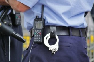 Mașină de poliție intervenind la un incident pe Autostrada A1 Nădlac-Arad, unde un tânăr de 19 ani a agresat un polițist și a încercat să-i sustragă arma.